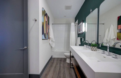 Rolling Mill Hill Condo | Downtown Nash 1mi to Broadway 4 beds Sleeps 6