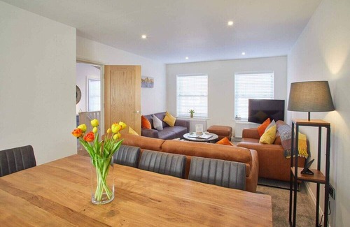 Whitby House | Host & Stay | Lemonade Arch