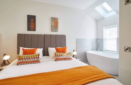 Whitby House | Host & Stay | Lemonade Arch