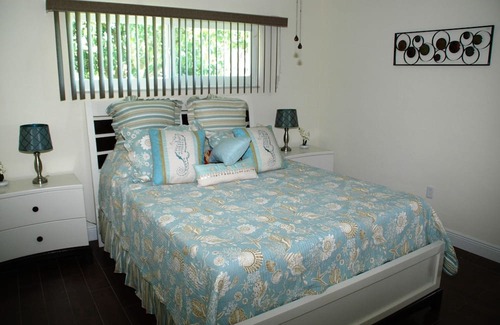 Yacht Club Villa | Waterfront Luxury Villa * South Facing * Pool * Jacuzzi * WiFi * Tiki Hut*