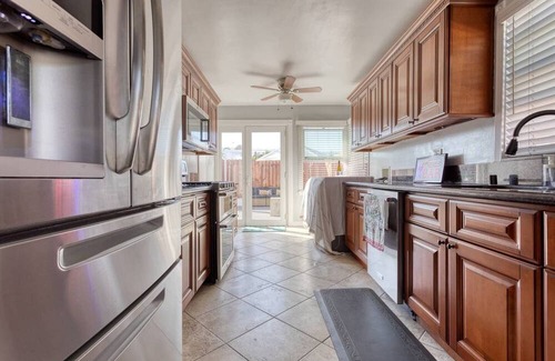 Belmont Shore Apartment | Spacious Beach Retreat