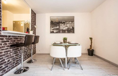 Saint-Denis Apartment | Chic apart with bar in Paris