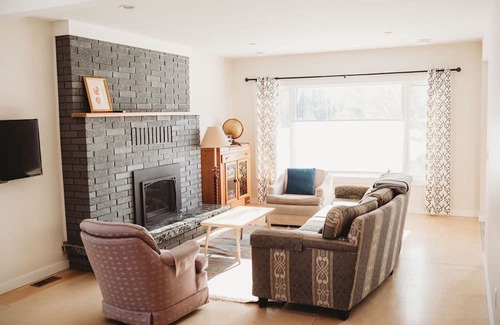 Vernon House | Orchard house in BX close to Vernon, on hiking trails, close to skiing.