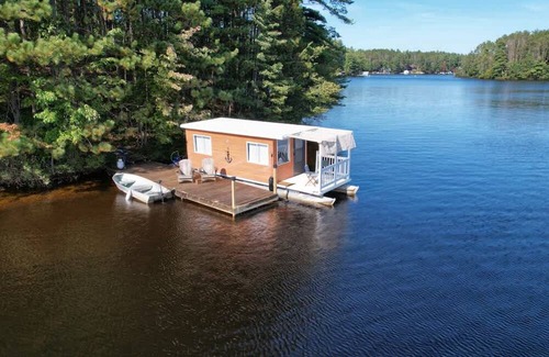 Brantingham Apartment | The Stabbin Cabin Grant Island w Boat Hottub Pet