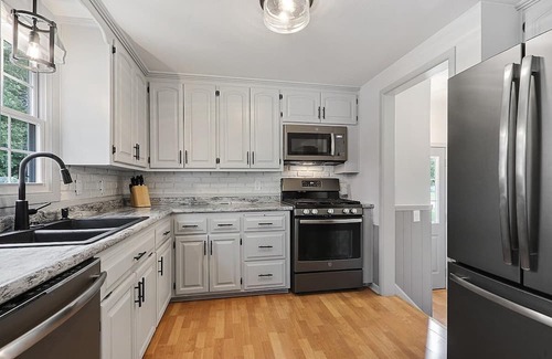 Green Bay House | House w Finished Garage Walk to Lambeau Bars Resch