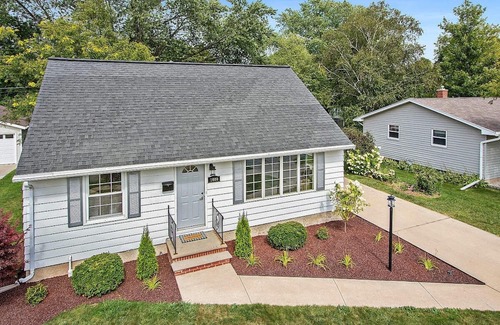 Green Bay House | House w Finished Garage Walk to Lambeau Bars Resch