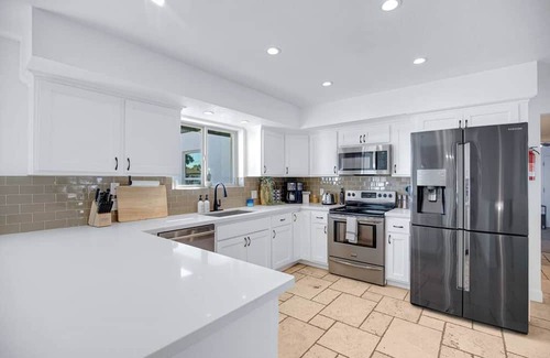Shalimar House | Huge Golf Course Home-free Heated Pool Theatre Gym