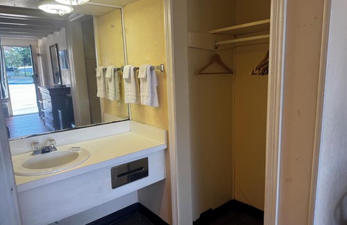 Galax Hotel | Visitors Inn