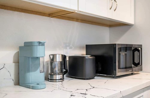 Charter Oak House | Modern Glendora Retreat Family Getaway Near Cal Poly & Mt. SAC