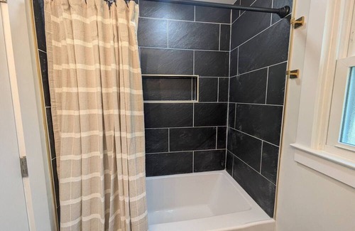 Mount Berry House | Rome's Luxury Bungalow King Beds Kitchen Laundry