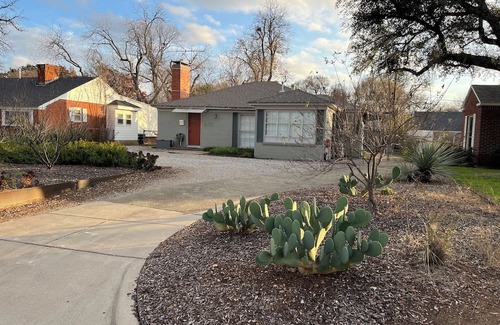 Fort Worth House | 30 day min. Centrally located fully furnished 3-bedroom 1 bath house with WiFi