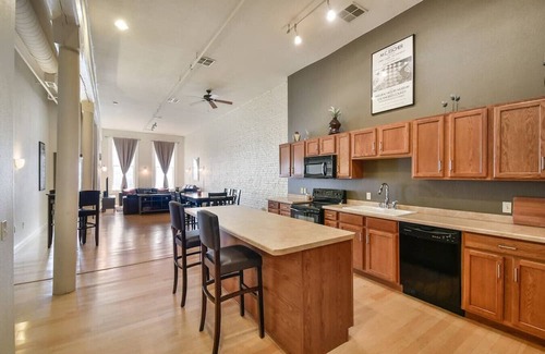 East Town Condo | Luxury Entertainment Dist Downtown Prime Location