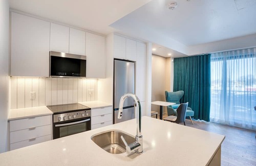 Cummings Condo | Fully-furnished 1BR unit near Cyrville LRT Train Station in Ottawa