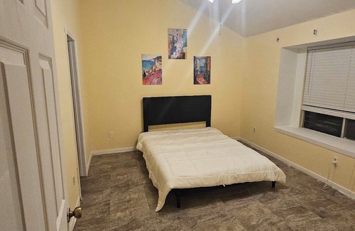 Barker House | Charming Private 1-bedroom in 2 bedroom house in Houston
