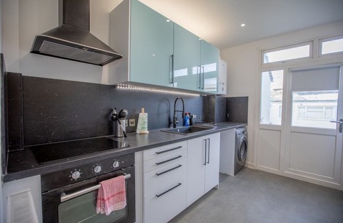 Portsmouth House | Stylish Refurbished 3-Bed Haven