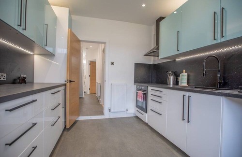 Portsmouth House | Stylish Refurbished 3-Bed Haven