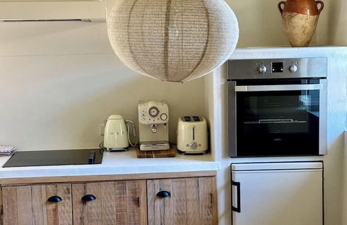 Montaren-et-Saint-Mediers Condo | Grenadier Superb duplex gîte in the heart of an 18th-century sheepfold a stone's throw from Uzès