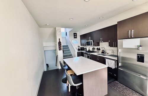 Judkins Park House | Chic Modern 2-bedroom Townhouse with Gorgeous Rooftop Views