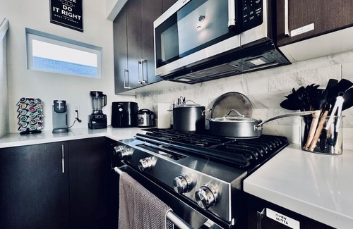 Judkins Park House | Chic Modern 2-bedroom Townhouse with Gorgeous Rooftop Views