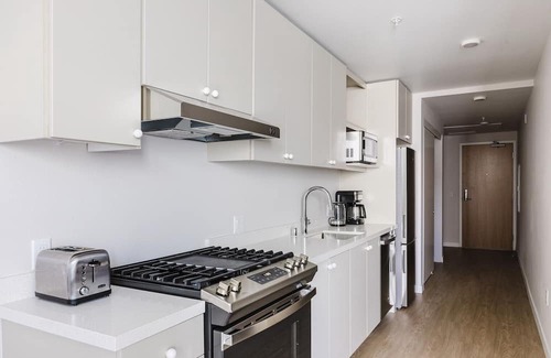 Chinatown Apartment | Blueground | Downtown, elevator, nr The Broad