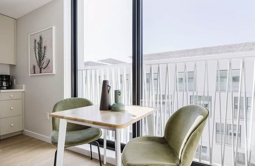 Chinatown Apartment | Blueground | Downtown, elevator, nr parks
