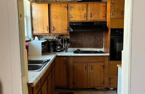 Vollintine-Evergreen House | CREW HOUSE 4-BR, 2 BA in Midtown Memphis sleeps up to 18!