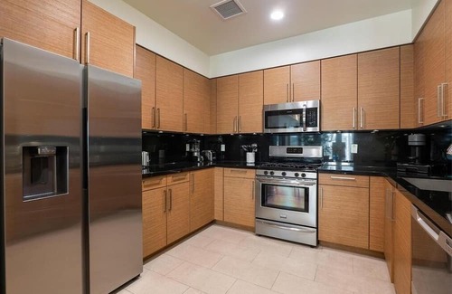 Downtown Apartment | Beachfront Bliss: Stunning Ocean view right on Sand