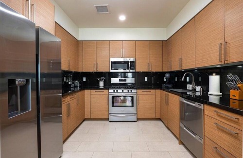 Downtown Apartment | Beachfront Bliss: Stunning Ocean view right on Sand