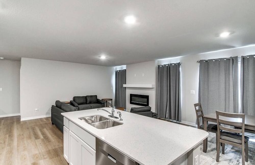 Waukee House | 1 Mi to Golf: Quiet Waukee Home w/Fireplace!