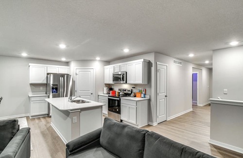 Waukee House | 1 Mi to Golf: Quiet Waukee Home w/Fireplace!
