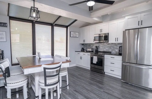 Lake Havasu City House | Modern Paradise, Pool, BBQ, Patio, Games, AC. Close to lake and entertainment