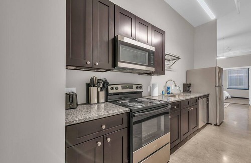 Waldron House | Lovely 1bedroom/1bath Apartment in Kansas Free WiFi Parking near Airport