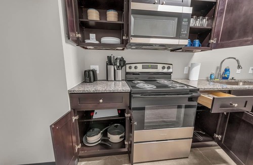 Waldron House | Lovely 1bedroom/1bath Apartment in Kansas Free WiFi Parking near Airport