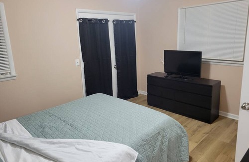 Charlotte Apartment | Quiet, Beachside Modern 2-bedroom with WiFi and AC in charming Rochester