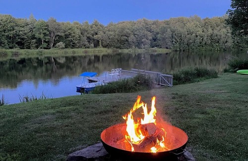 White Mills Cabin | Private lake 4bd/4ba cabin on 36 acres in northern Poconos