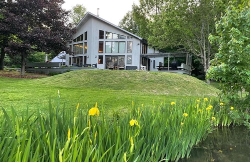 White Mills Cabin | Private lake 4bd/4ba cabin on 36 acres in northern Poconos