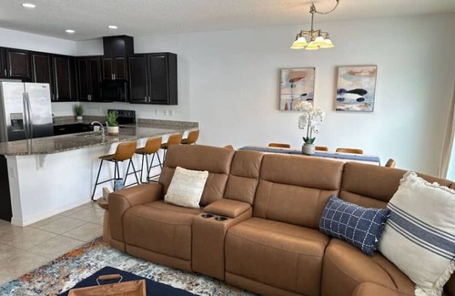 Kissimmee House | Private 4 bunk room!