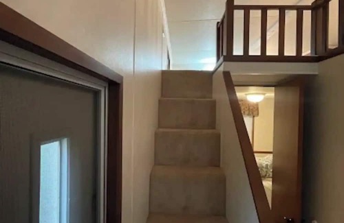 Senecaville Cabin | Queen's Place near Seneca Lake