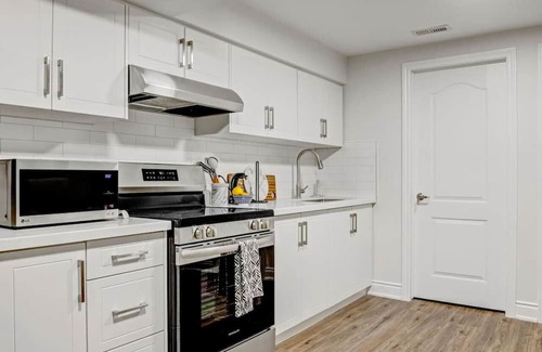 Churchill Meadows Apartment | Beautiful Bassinger - Suite 1