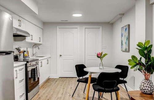 Churchill Meadows Apartment | Beautiful Bassinger - Suite 1