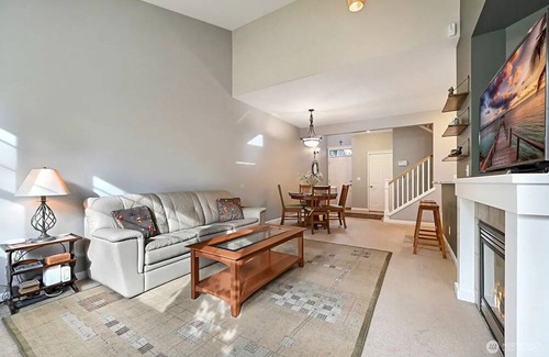 Snoqualmie Ridge House | SQ100: Charming 2-bedroom house with WiFi and AC in delightful Snoqualmie