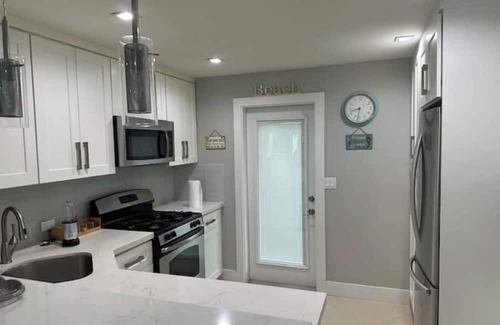 Southwest House | Charming 2-bedroom duplex in delightful West Palm Beach with WiFi, AC, Laundry.