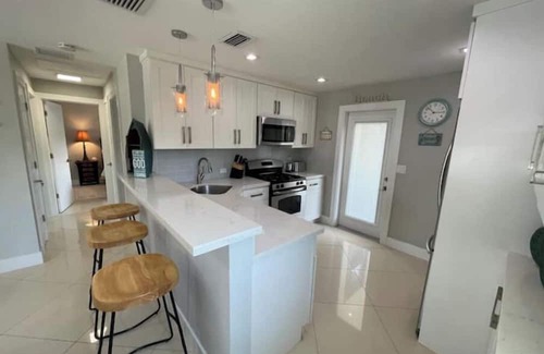 Southwest House | Charming 2-bedroom duplex in delightful West Palm Beach with WiFi, AC, Laundry.