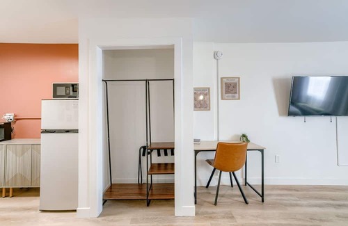 Lincoln Apartment | Room 101 - Fully renovated suite in terrific Lincoln with Wifi & King-Size Bed