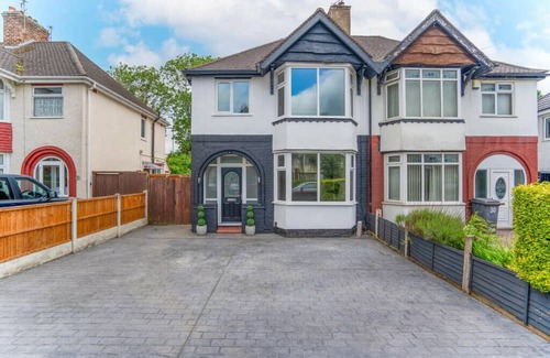 Wolverhampton House | Stylish House in Wolverhampton with Free Parking