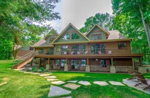 Hayward House | Gorgeous 6-bedroom house in lovely Hayward with AC, WiFi