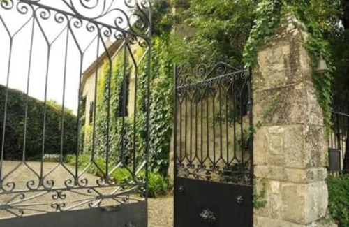 Saint-Antonin Noble Val House | Holiday Home 'Le Manoir Danglars' with Private Pool, Private Garden and Wi-Fi