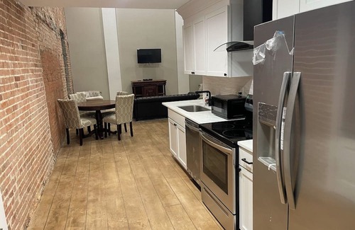 Rayne Apartment | Historic Worthmore Suite B