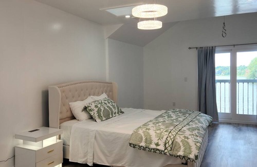 Pembroke House | Dream Lake House View Getaway