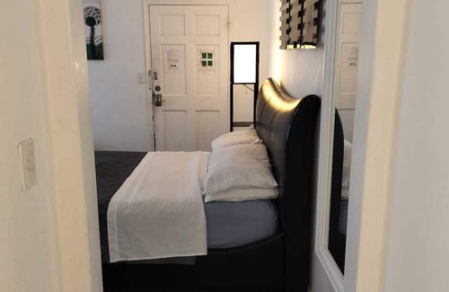 Parkside Apartment | Enjoyable and well-equipped studio near shops and beaches- H